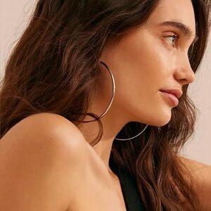 NEW Free People Silver Twisted Hoop Earrings✨